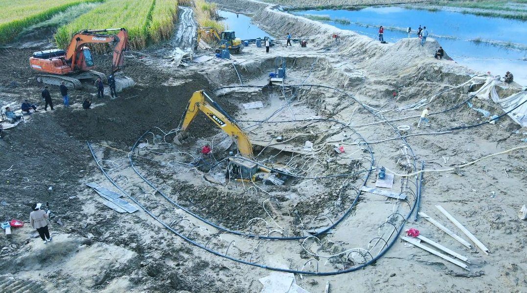 挖机参与抗洪抢险陷入沼泽近两月 施工队六次救援未能助它脱困